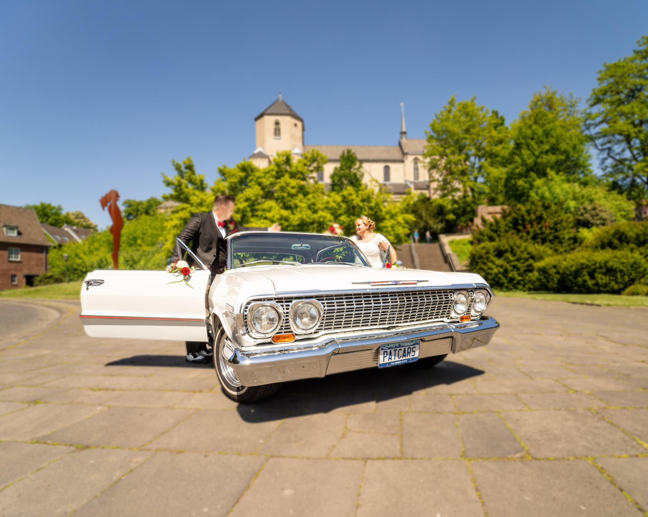 Brautpaar am Chevrolet Impala Geroweiher mit Blick auf Münster St. Vitus Abteiberg Mönchengladbach