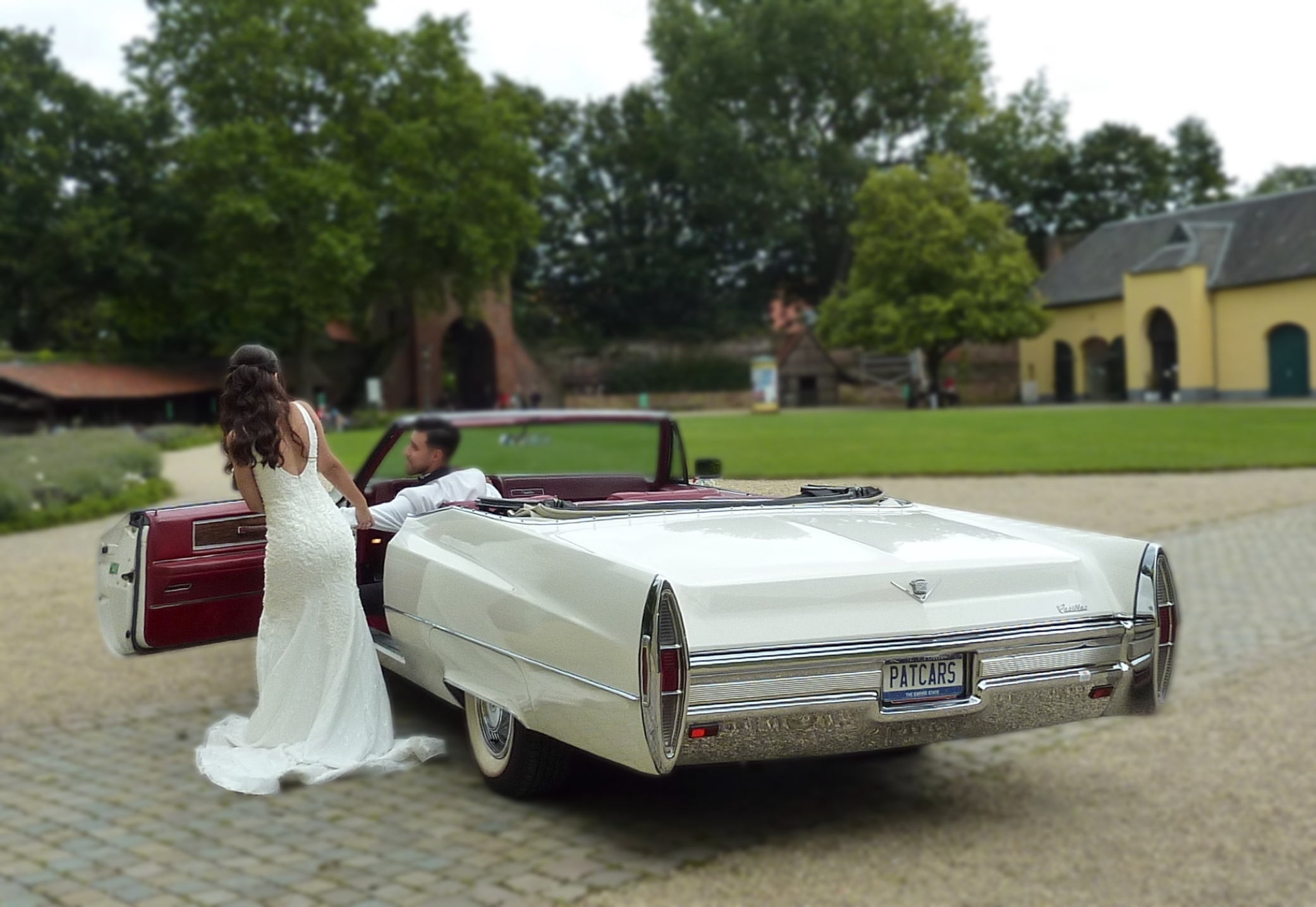 Unser wunderschöner Caddy Cabriolet aus dem Jahre 1968 in Krefeld an der Burg Linn nach der standesamtlichen Trauung im Jagdschloss. Brautpaar-Shooting mit dem wunderschönen amerikanischen Klassiker!