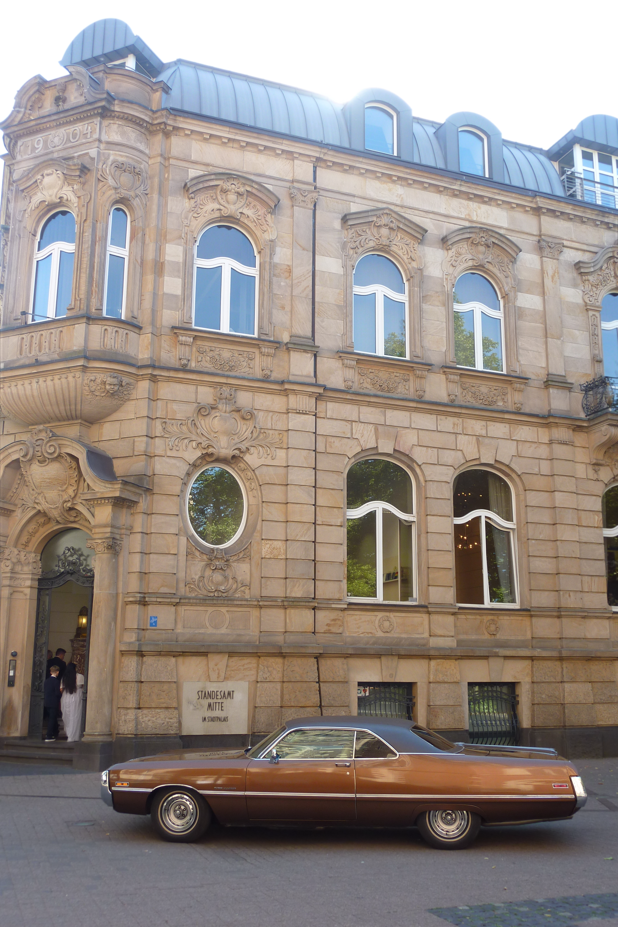 Standesamtliche Trauung am Düne Sitzplatz im wunderschönen Krefelder Stadtpalais - Unser Hochzeits-Amischlitten fährt mit dem glücklichen Brautpaar vor.
