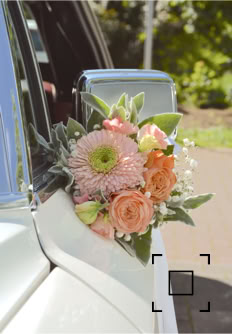 Caddy mit Blümchenschmuck