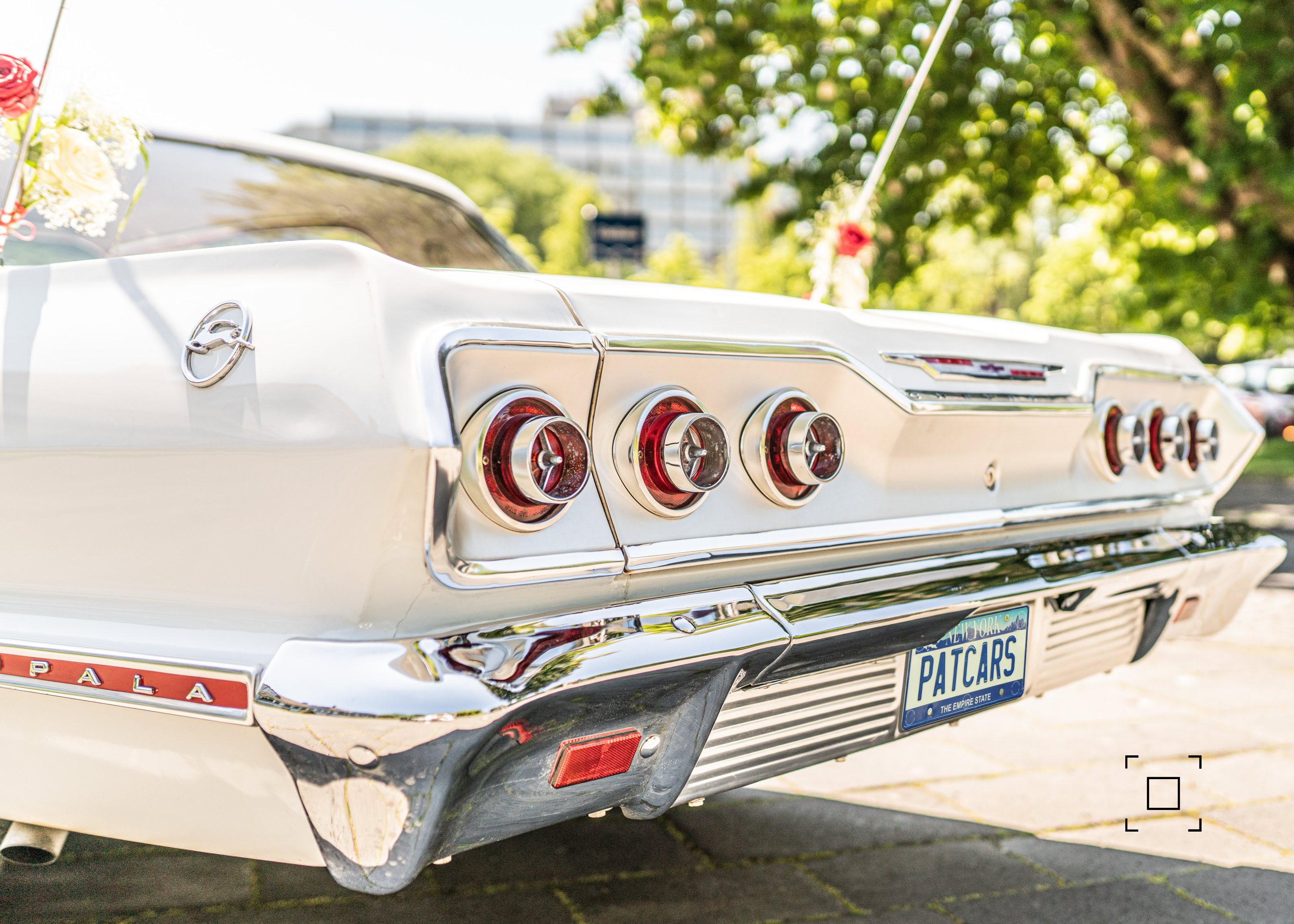 Chevy Impala, Baujahr 1963, Heckansicht mit Blümchen an den hinteren Doppelantennen, Dual Antennas Blumensträußchen an den Antennen