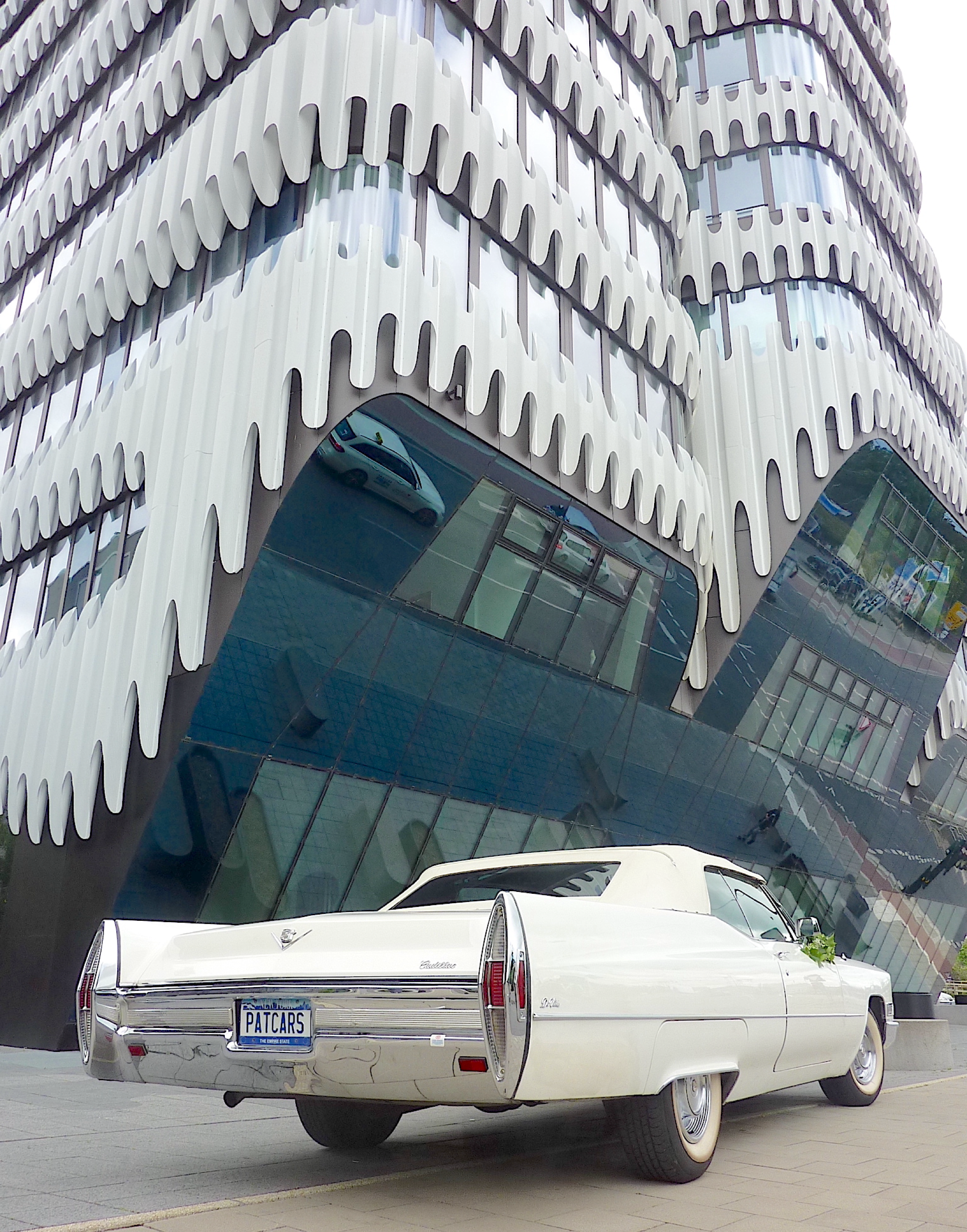 Unser 1968er Cadillac Deville Convertible fährt am the Zipper Hotel in Düsseldorf-Heerdt zur Abholung der Braut vor. Auf geht's zur Hochzeit über den Rhein nach Düsseldorf Zentrum
