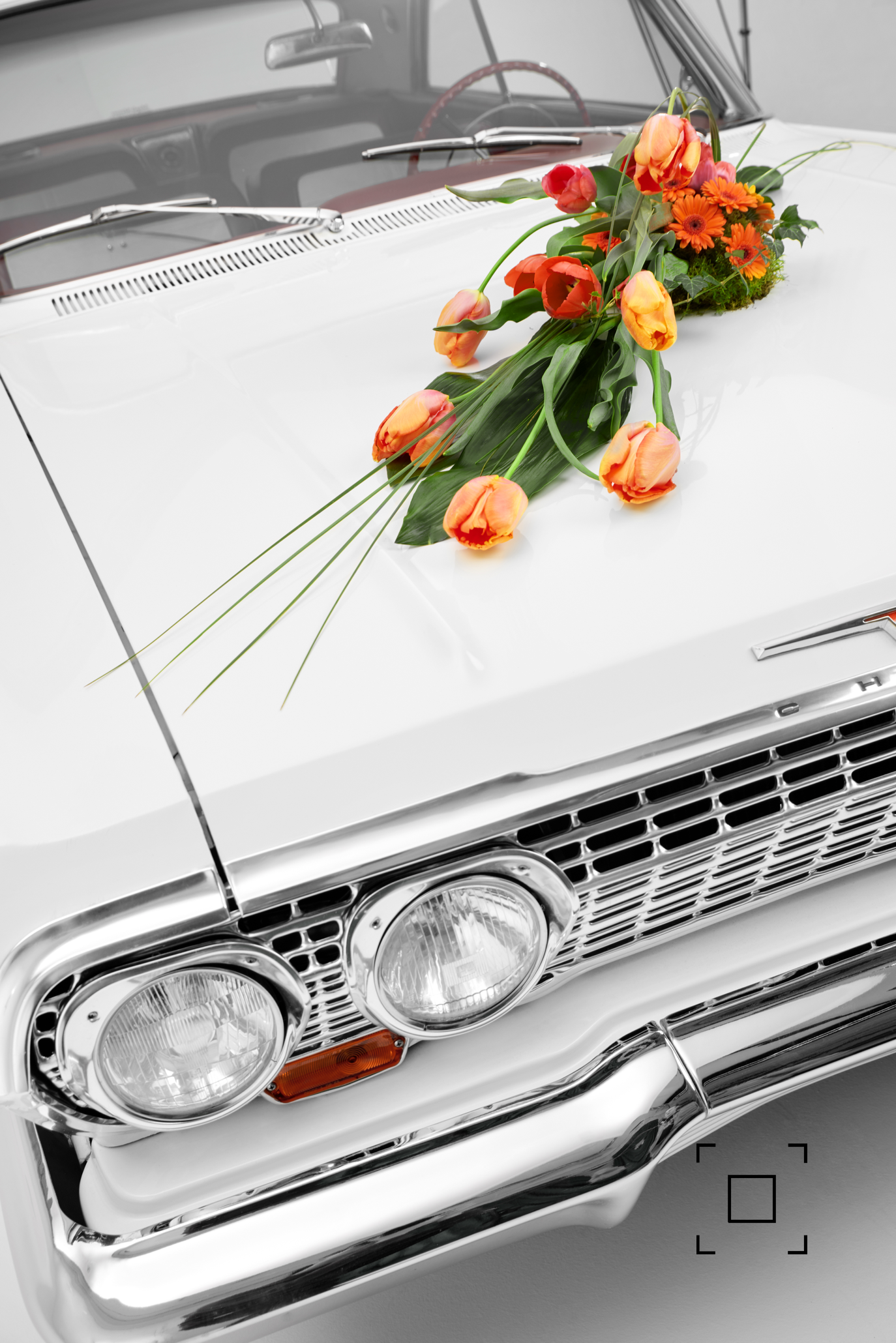 Chevy Impala, Baujahr 1963, Heckansicht mit Blümchen an den hinteren Doppelantennen, Dual Antennas Blumensträußchen an den Antennen