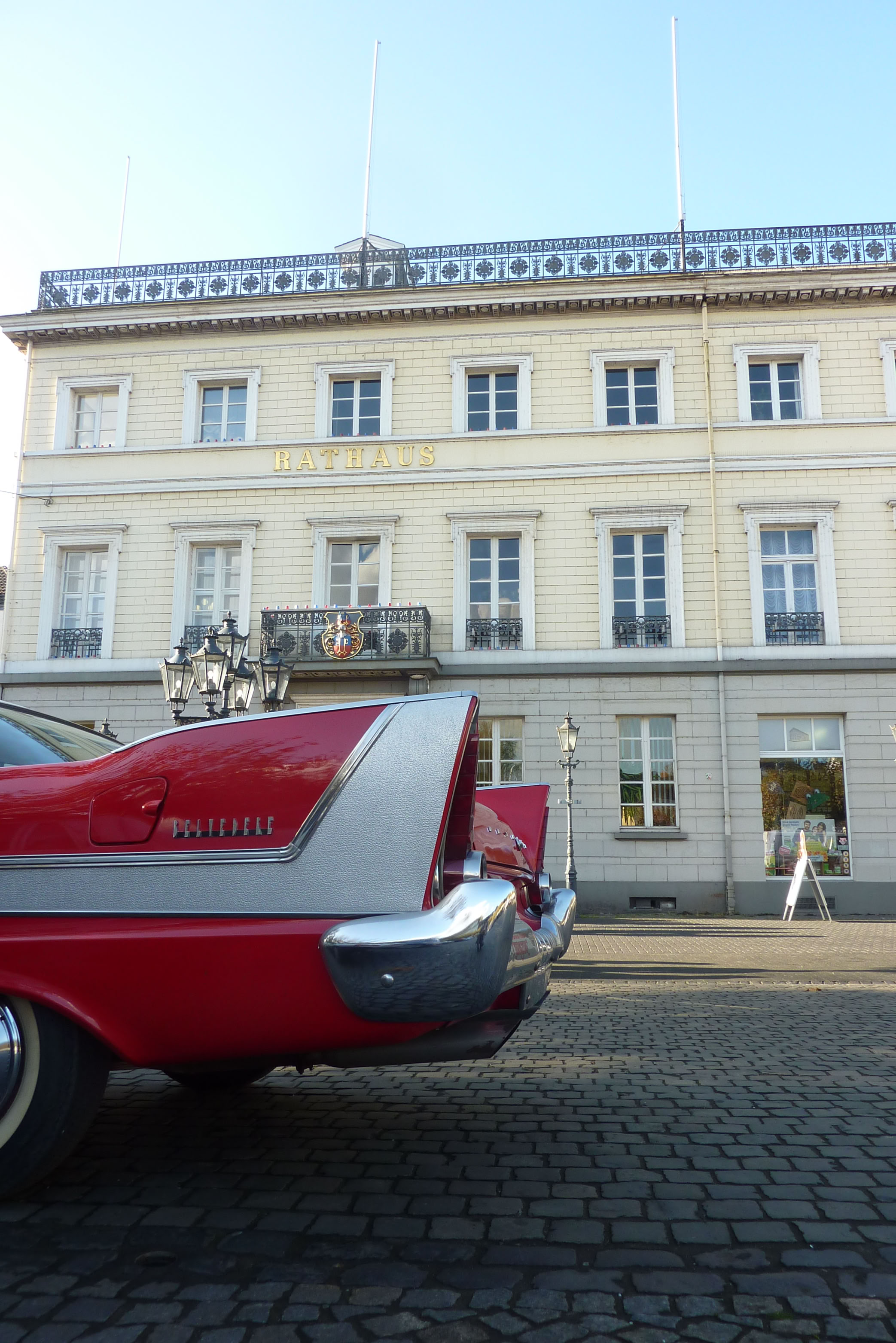 Das Rathaus von Krefeld-Uerdingen, standesamtliche Trauung mit unserem 1958er Plymouth Belvedere.