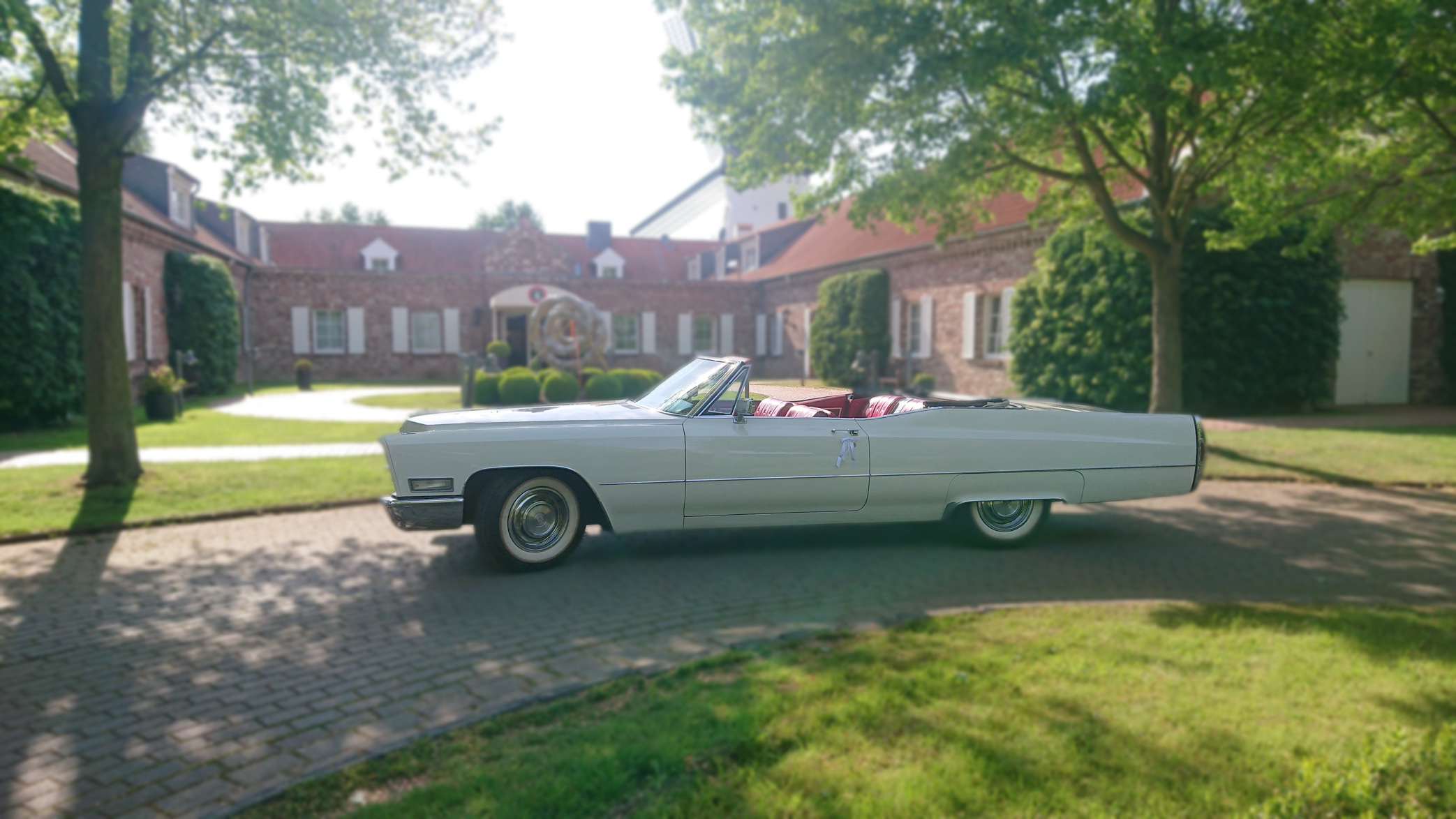 Golfclub Elfrather Mühle in Krefeld - Caddy de Ville convertible vor der Hochzeitslocation