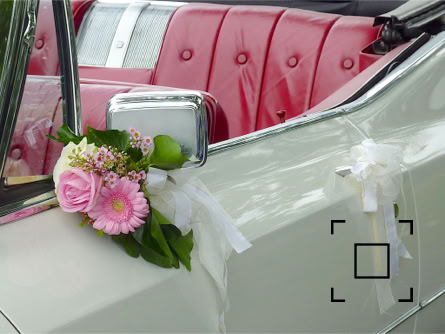Traumhochzeit geschmückter Oldtimer Blumenschmuck für das Hochzeitsauto Blümchen Blumenbouquet Sträußchen am Auto US-Klassiker US-car Traumoldie