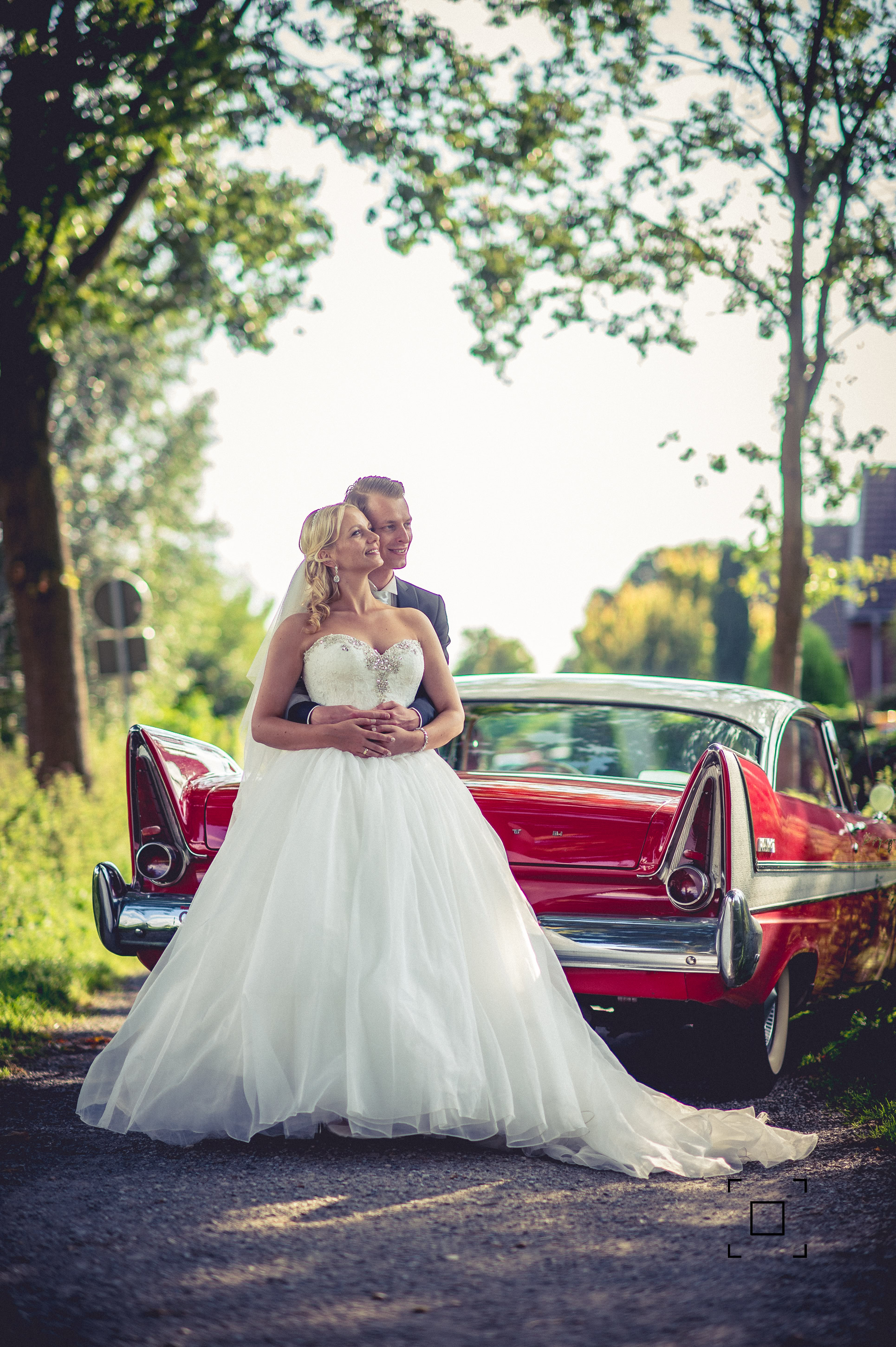 Brautpaar mit Plymouth hochzeitsauto Hochzeitswagen Heckansicht mit riesen Heckflossen