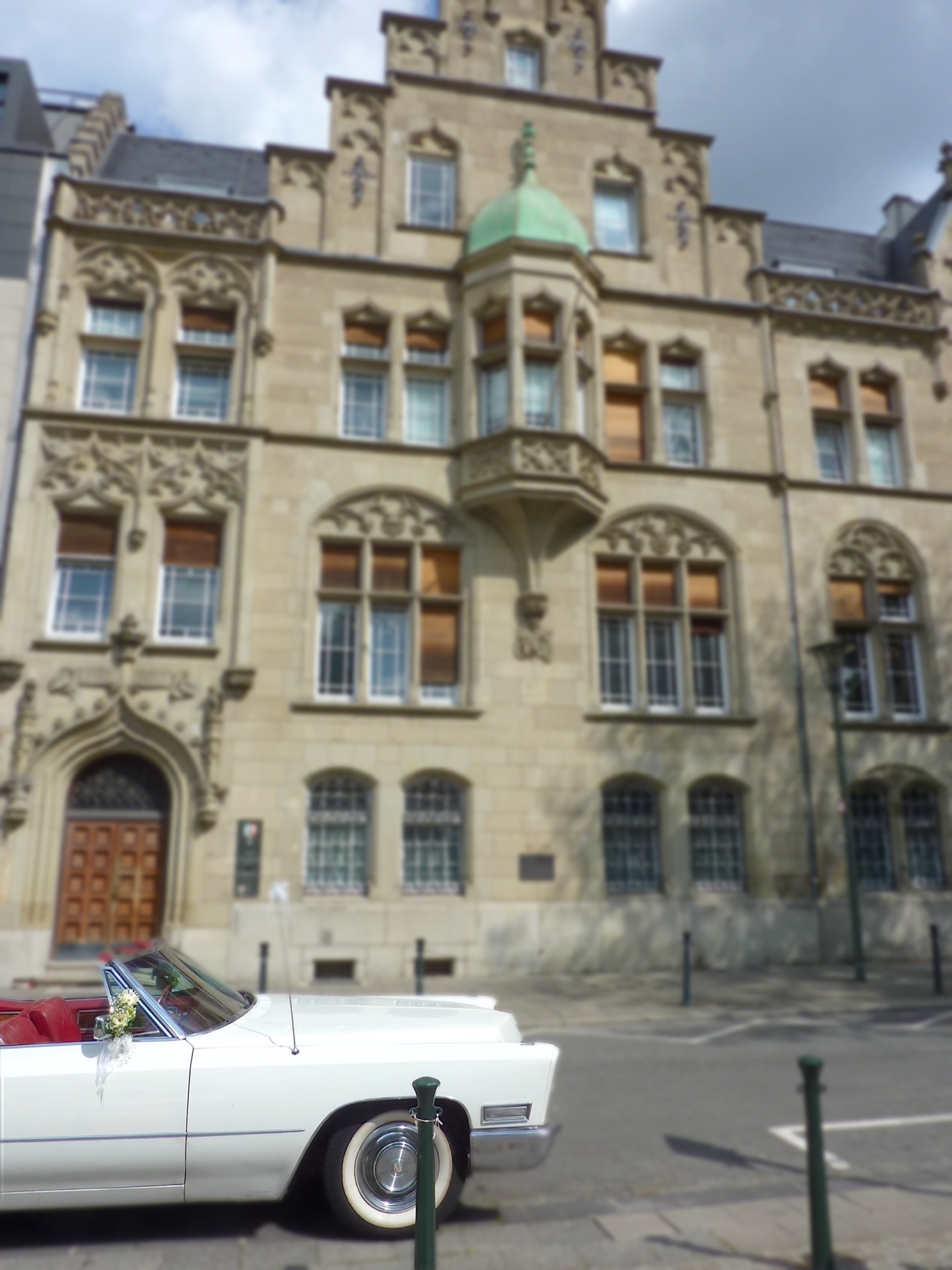 Historisches Standesamt Inselstraße 17 in Düsseldorf mit Cadillac Cabriolet weiß mit rotem Leder. Gegenüber der Hochzeitswiese im Hofgarten für romantische Hochzeitsfotos.