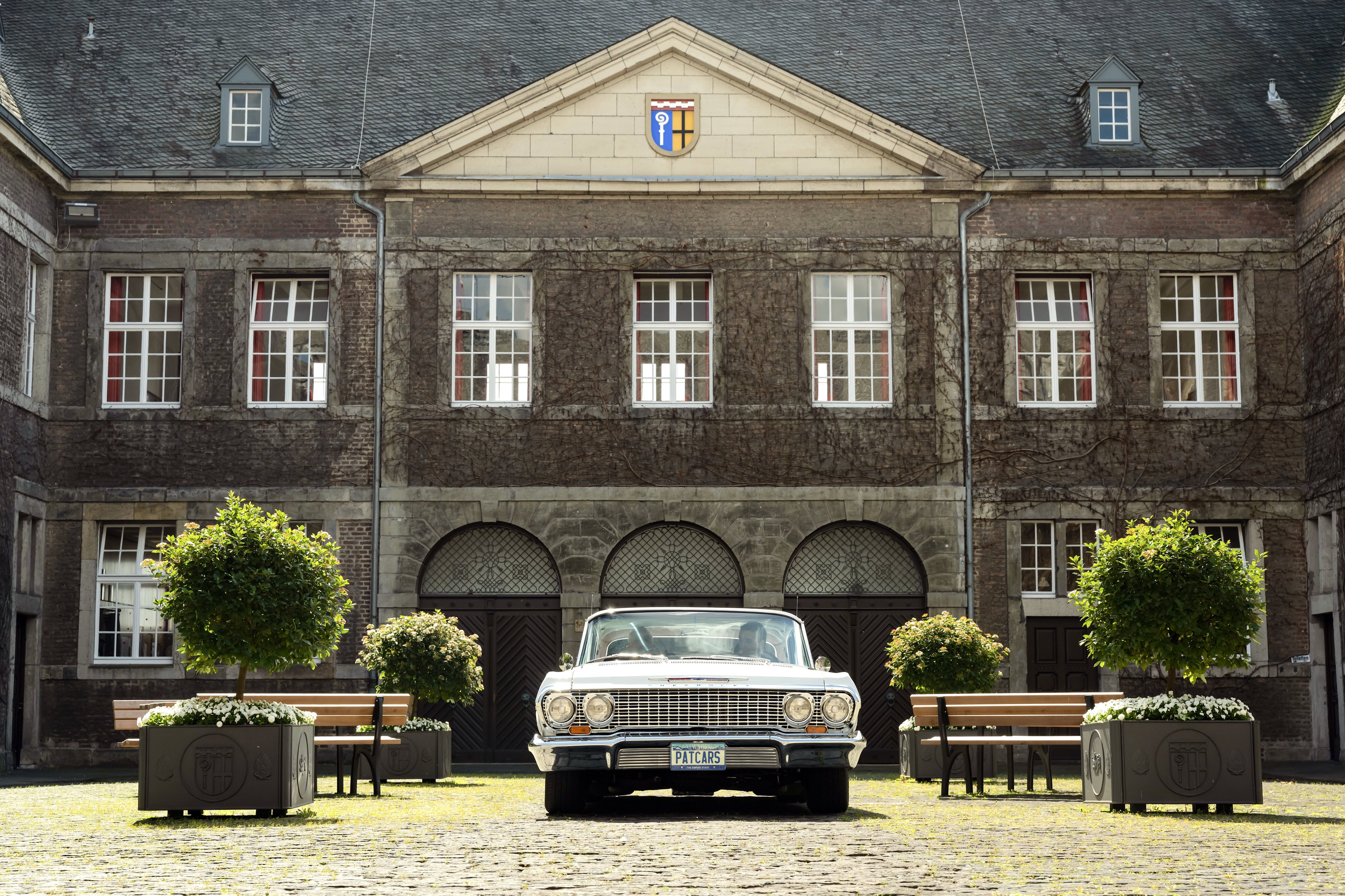 Standesamt Mönchengladbach Innenhof mit dem Brautauto Chevrolet Impala