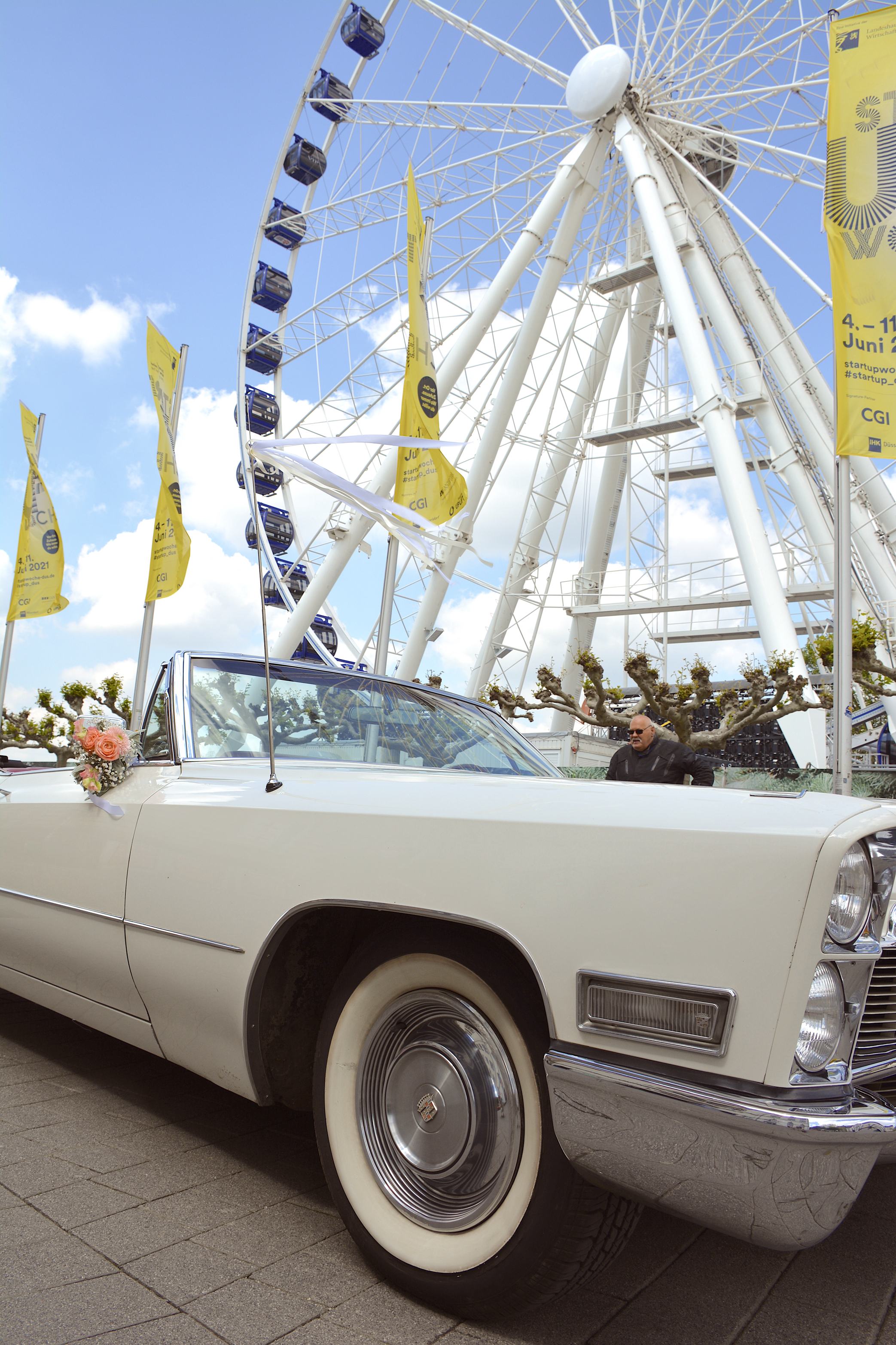 Unser 1968er Cadillac Deville Convertible mit Hochzeitsblümchen geschmückt in der traditionsreichen altstadt, Burgplatz Düsseldorf