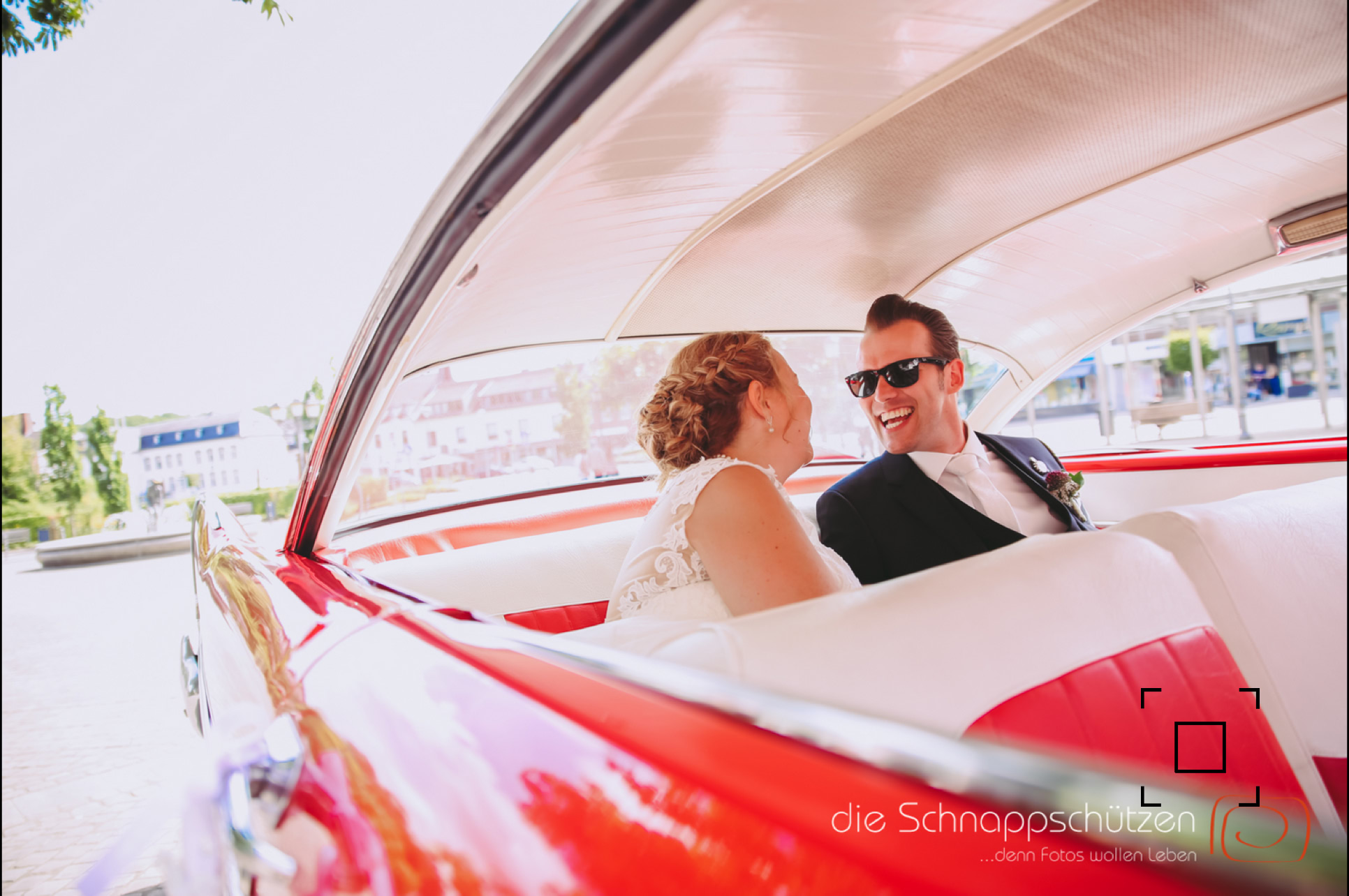 Braut und Bräutigam glücklich im Plymouth Belvedere hochzeitsauto im Innenraum