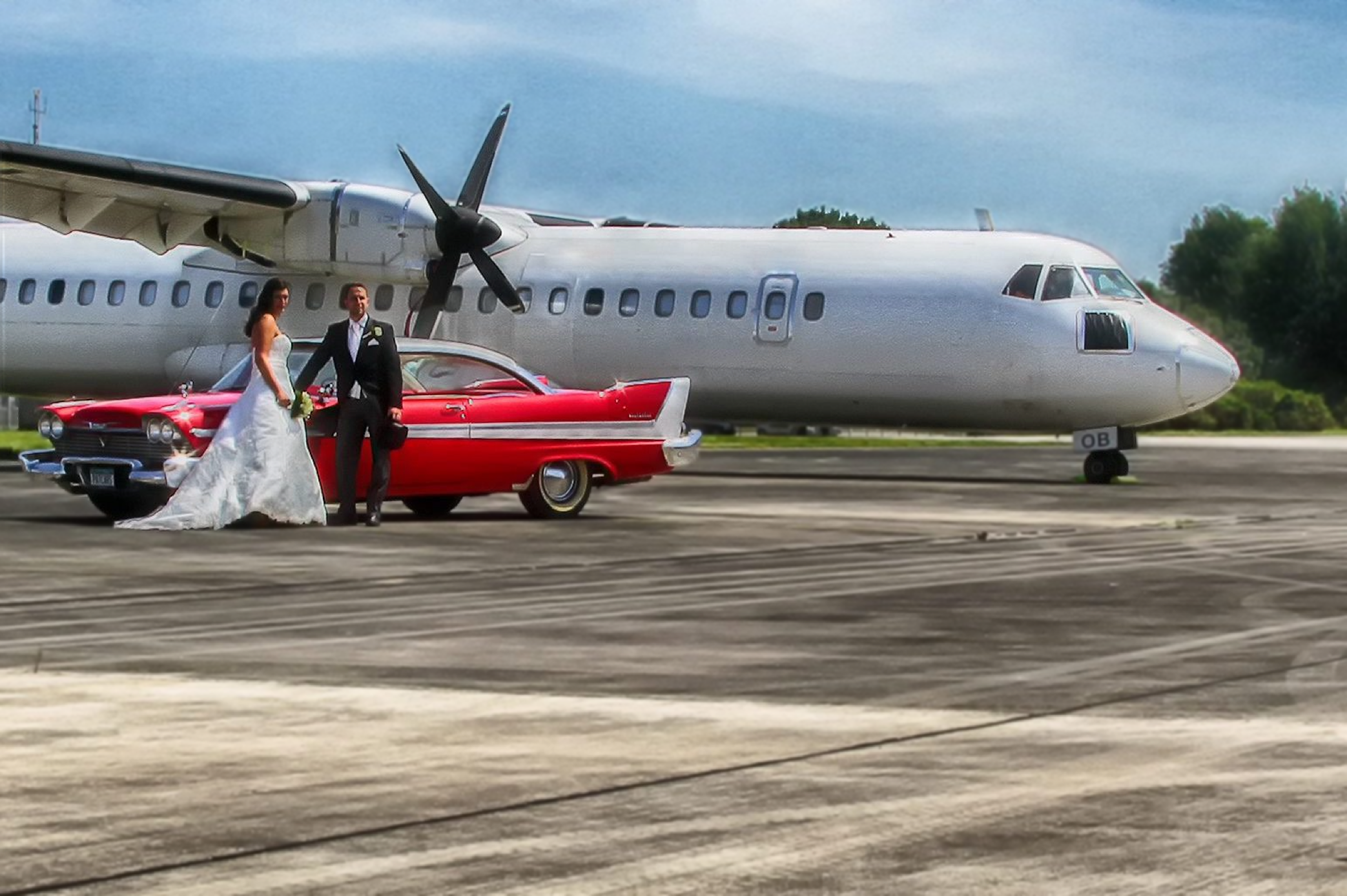 Plymouth Belvedere Flughafen Mönchengladbach Düsseldorf auf dem Flugfeld mit Propellermaschine